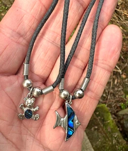 2 x BLAUE PAUA MUSCHEL ABALONE ANHÄNGER AN 18" HALSKETTE KORDEL 1 x TEDDY & 1 x FISCH - Bild 1 von 9