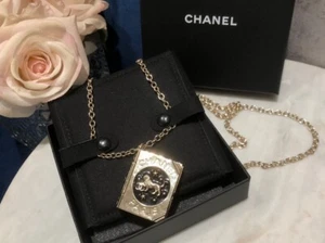 2022 CHANEL CC LOGO BOOK LION BLACK & LIGHT GOLD LONG NECKLACE Virginie Viard - Bild 1 von 10