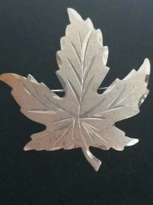 Antica spilla da donna in argento 925 a forma di foglia degli anni 70 - Immagine 1 di 4