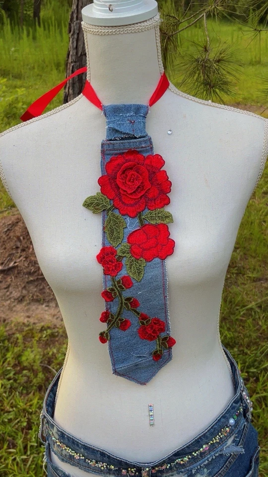 Handcrafted Denim Necktie with Red Rose Embroidery - Imagem 1 de 1