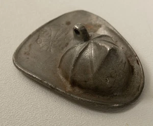 Casco de bomberos de peltre de colección chuchería (B10C/JSF6) AVF departamento llavero bombero - Imagen 1 de 7