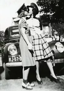 5##Photo negative film - Kissing women - Lesbian couple - Love - Kiss - Picture 1 of 4