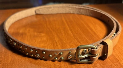 J. Cinturón de cuero con tachuelas de estrás marrón Crew para mujer 35" de largo. Foto 1 de 4
