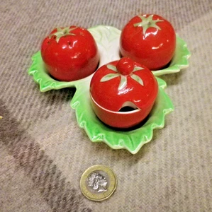Crown Devon, 4-teiliges Tomatenkännchen-Set im Blattablett. Vintage 60er Jahre. - Bild 1 von 5