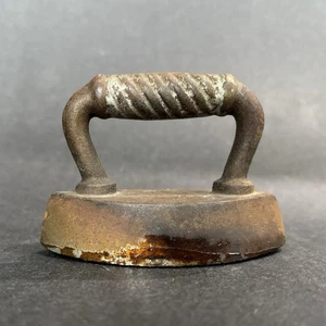 Antique Miniature Detailed Cast Iron Twisted Handle Sad Iron 1lb - Picture 1 of 6