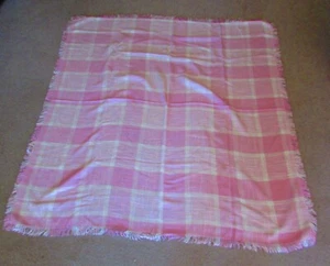 Mantel tejido a cuadros rosa y blanco con flecos, 51 X 52 rectangular - Imagen 1 de 2