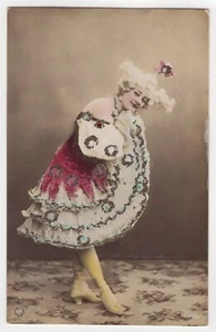 HÜBSCHE TÄNZERIN : KOSTÜM : RISKANTES : HEBEKLEID : GLITZER : DEUTSCHES RPPC : 1906 - Bild 1 von 3