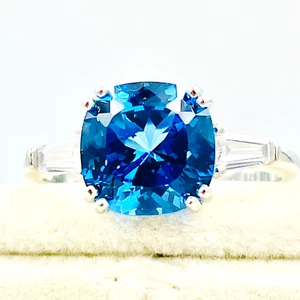 LUSTRO STELLA NUEVO CON ETIQUETAS Azul CZ con baguettes CZ blancas en los hombros - Imagen 1 de 10