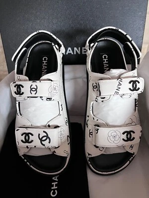 CHANEL 23P НОВЫЕ ЯРЛЫКИ ECRU ЧЕРНЫЙ CC ЛОГОТИП ИЗ ОВЧИНЫ ПАПА САНДАЛИИ EU37.5 - Изображение 1 из 4