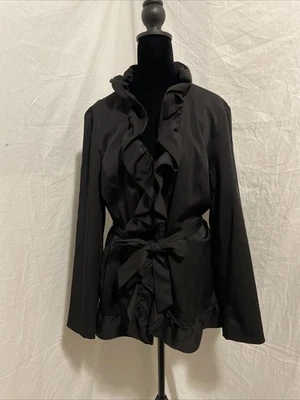 Chaqueta grande con volantes y cinturón negra Cynthia Rowley para mujer Foto 1 de 4