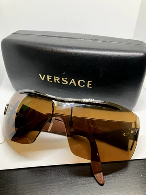 Gafas de sol Judith Lieber y estuche Versace Foto 1 de 4