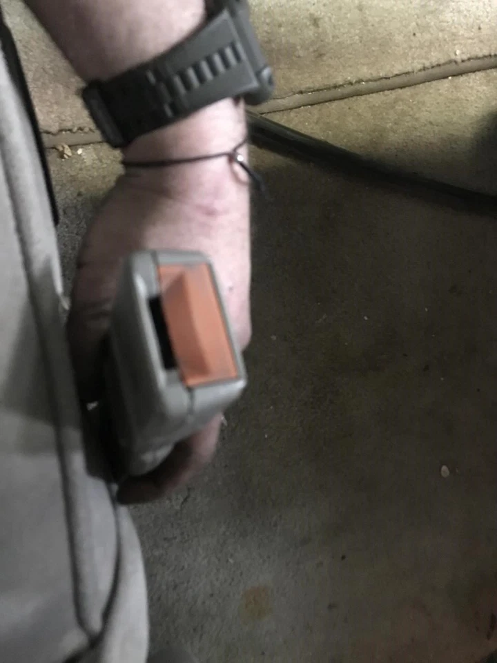 Seat Belt Front Driver Buckle Fits 98-02 EXPRESS 1500 VAN 2435850 - Imagem 1 de 1