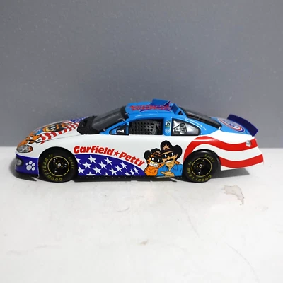 Calibre Team Diecast Richard Petty & Garfield escala 1:24 - Imagem 1 de 4