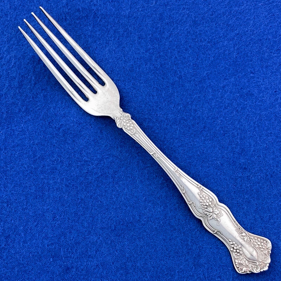 1847 Rogers 复古 • 银板葡萄图案 • 晚餐叉 — 第 1/1 张图片