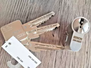 Eje de bloqueo IKON SK6 Radienprofil/Assa Abloy - Alemania/medio cilindro con 3 llaves - Imagen 1 de 6