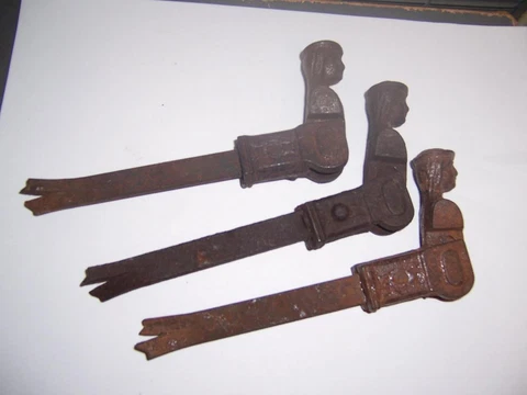 VINTAGE FIGURE IRON PINTLES SHUTTER DOGS LATCH CLIPS SET OF 3 Cover