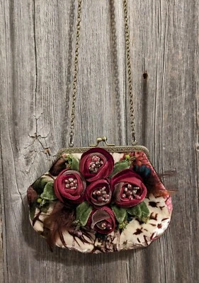 EUC Mary Frances Rose 🌹Kiss Lock Frame Bag. - Image 1 of 4