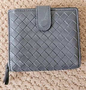 AUTÉNTICA BILLETERA COMPACTA DE CUERO TRENZADO BOTTEGA VENETTA GRIS USADA - Imagen 1 de 11
