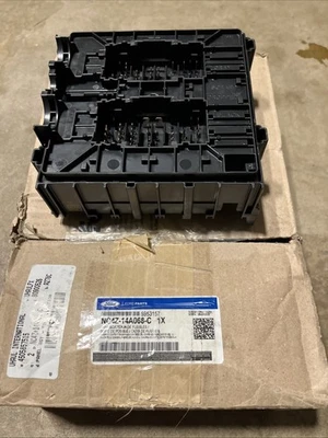 NC4Z14A068C OEM Ford Panel Assy Fuse Junction 2022-2024 F650 F750 - Image 1 of 2