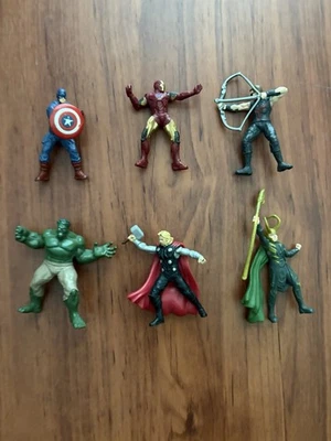 Lote de figuras Hasbro Marvel Avengers (Hulk, Loki, Hawkeye, Cap, Iron Man, Thor) Foto 1 de 2