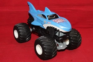 Camión diecast Monster Jam escala 1/24 Shark Wreak Hot Wheels - Imagen 1 de 2