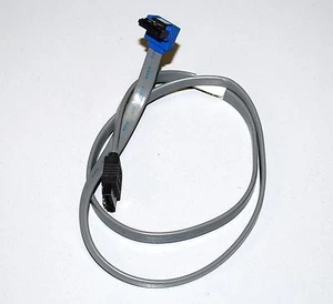 SATA Anschlusskabel - 65cm - gerade und gewinkelter Stecker - mit Halteklipse - Bild 1 von 1