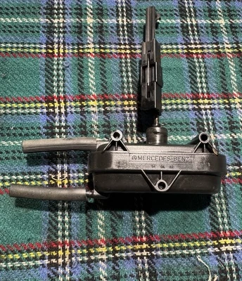 ACTUADOR DE VACÍO BLOQUEO ESCOTILLA TRASERO MERCEDES-BENZ W123 300TD WAGON... PROBADO Foto 1 de 4