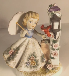 Vintage Lefton Biskuit Figur KWI700B Mädchen mit Laternenmast Kardinal Schmetterling Japan - Bild 1 von 11