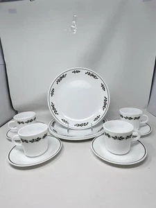 Corelle Holly Days 12 Piece Set 4 Dinner Plates, 4 Cups & Saucers EUC!! Inv#23 - Picture 1 of 11