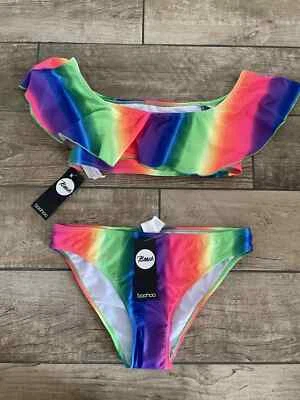Nuevo con etiquetas Bikini Boohoo Talla 10 Bardot Hombro Descubierto Arco Iris Volantes Capa Foto 1 de 4