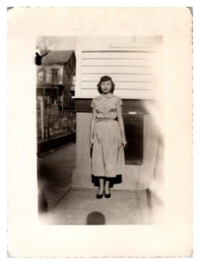Vintage Foto schöne junge Frau 1940er Jahre Mode Americana B&W verblasst - Bild 1 von 2