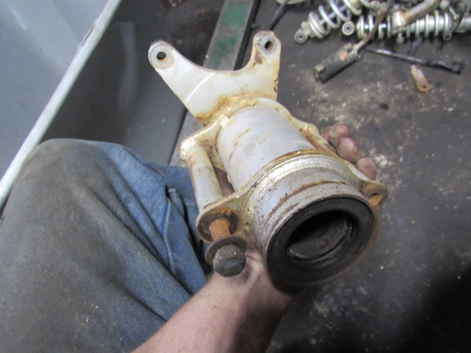 Yamaha YFM350 X 1999 Warrior eje trasero soporte de cojinete Foto 1 de 1