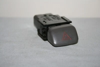 98-02 Toyota Corolla tablero peligro interruptor pulsador gris botón 157962, TR9501 Foto 1 de 4
