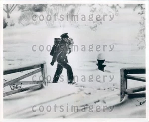 Mailman Postman Keeps His Oath Trudging Through Snow Press Photo - Picture 1 of 2