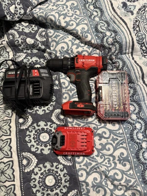 Taladro eléctrico Craftsman con cargador, batería y kit de brocas Foto 1 de 2