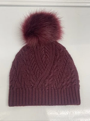 Sombrero Club Monaco Tejido con Cable Pom Borgoña OS NUEVO CON ETIQUETAS Gorro Pom Piel Sintética $89 Foto 1 de 4