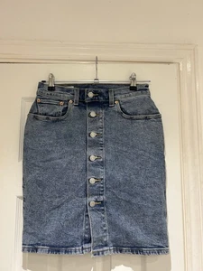 Ladies Levi’s Button up Denim Skirt, Blue Denim. Embroidered Patch. Size 27w - Picture 1 of 9
