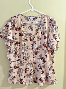Liz Claiborne Women's V-Neck Short Sleeve Blouse Rose Floral Size LARGE Button - Picture 1 of 3
