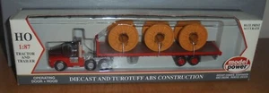 Tractor modelo Power 19002 SH con remolque plano D&S con cables de carga 1:87 HO - Imagen 1 de 3