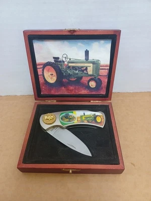 John Deere折叠口袋刀木质外壳拖拉机设计 — 第 1/4 张图片