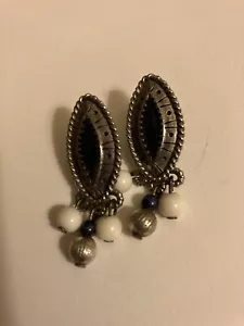 Pendientes perforados vintage Estate con cuentas negras - Imagen 1 de 3