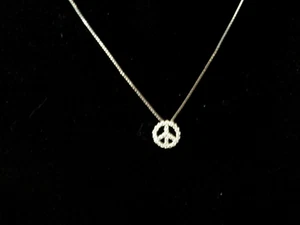 Hermoso Colgante Símbolo de Paz con Incrustación de Diamantes de Oro Blanco de 14K con Collar #487 - Imagen 1 de 6