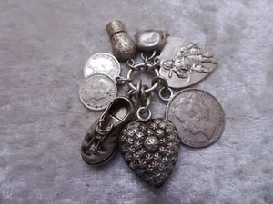 Style Ancien Pendentif Avec Huit Breloques Pièces Charivari Vintage Um 1900 - Imagen 1 de 7