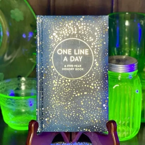 One Line a Day: A Five-Year Memory Book Journal • NEW - Picture 1 of 10
