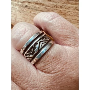 Anello Nativi Americani Navajo Argento Sterling Firmato Lamer Geometrico Fascia Larga 7 - Foto 1 di 9