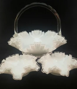 Juego de platos de canasta Fenton de vidrio de leche blanco de 3 piezas mango de caña borde de cinta con volantes  - Imagen 1 de 9