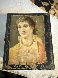 Antiguo collar de madera vintage caja chas con retrato de mujer estampado en la parte inferior - Imagen 1 de 13
