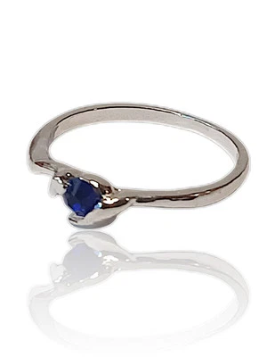Anillo pequeño de diamantes de imitación chapado en plata para dama, talla 7,5, azul. (Sin seguimiento) Foto 1 de 4