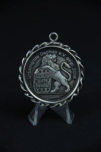 Anhänger Charivari Urbangilde Dachau Bayern Glaube Sitte Heimat Silbermünze - Bild 1 von 3