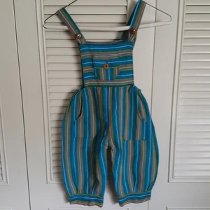 KLEINKIND PULLOVER HANDMADE GRÜN MIT GOLDSTREIFEN MIT KNOPFTASCHE VORNE - Bild 1 von 6